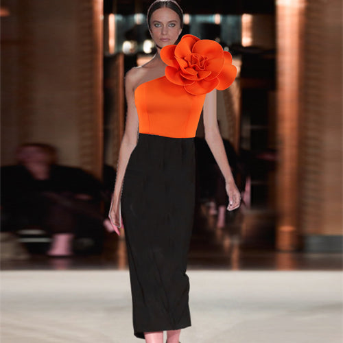 Damen figurbetontes Kleid mit asymmetrischem Blumenakzent EB