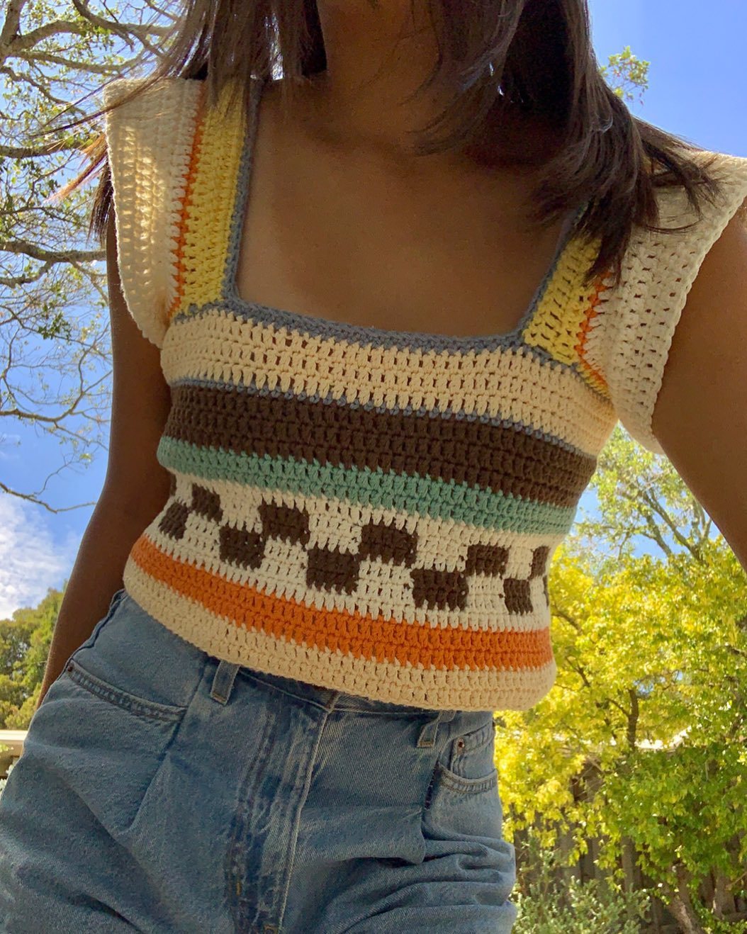 Damen gehäkeltes Crop-Top mit buntem Streifenmuster und Quadrat-Ausschnitt EB