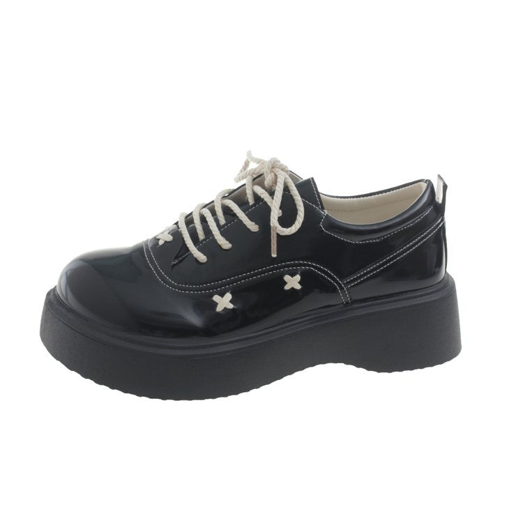 Damen modische Plateau-Sneaker mit glänzender Oberfläche und dekorativen Schnürdetails EB