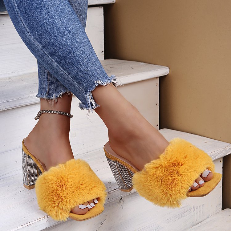 Damen Glamouröse Mules mit kuscheligem Kunstfell und glitzerndem Absatz EB