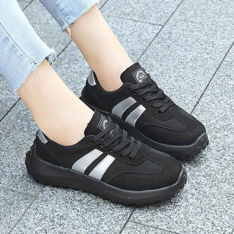 Damen nan retroorientierter City-Sneaker mit grobstolliger Laufsohle, gepolstertem Komfortfußbett und Wildlederbesatz EB
