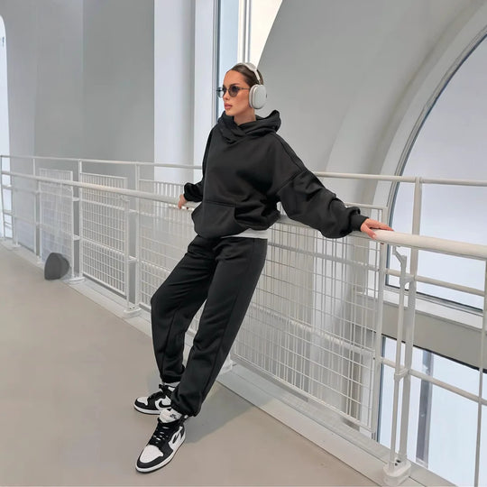 Damen gemütlicher Oversized Hoodie mit intuitivem Kordelzug und passender Jogginghose EB
