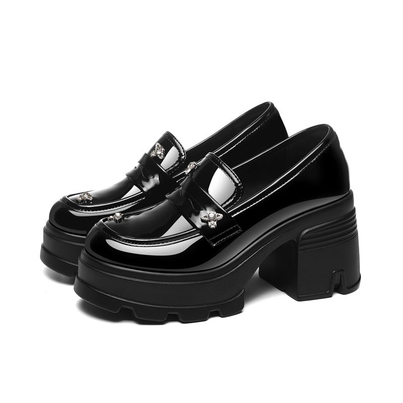 Damen Glamouröse Plattform-Mokassins mit glanzvollem Obermaterial und Schmuckdetails EB
