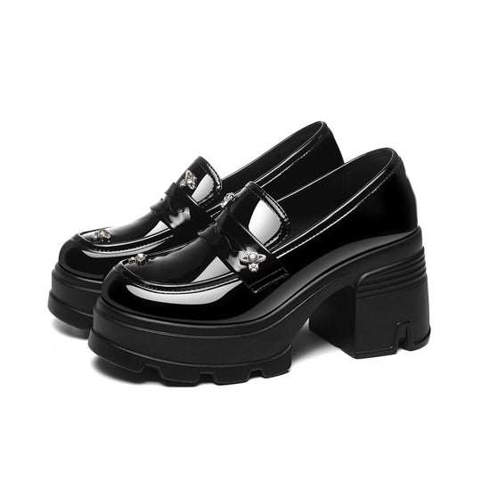 Damen Glamouröse Plattform-Mokassins mit glanzvollem Obermaterial und Schmuckdetails EB