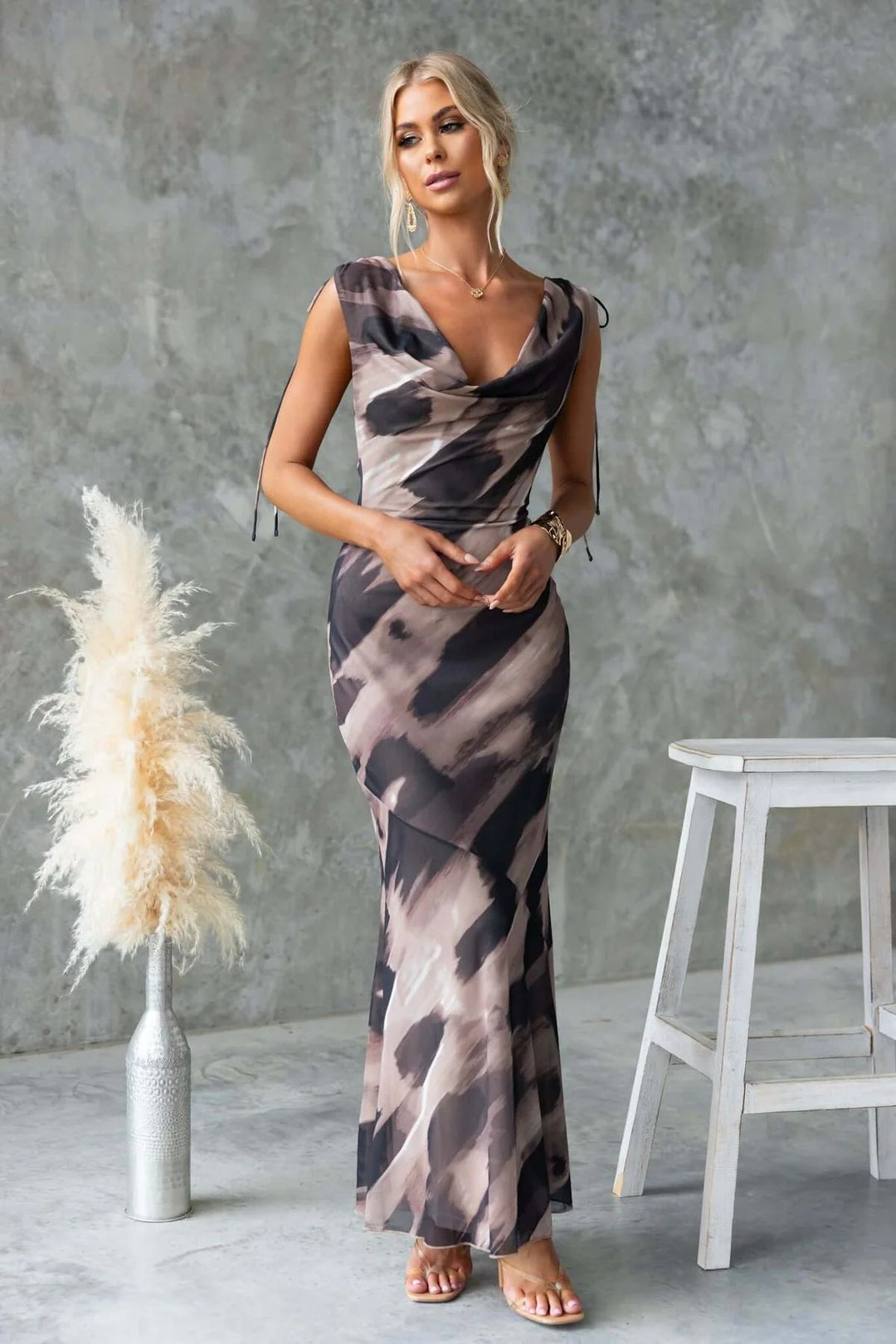 Damen Maxikleid mit elegantem Wasserausschnitt und floralen Akzenten EB
