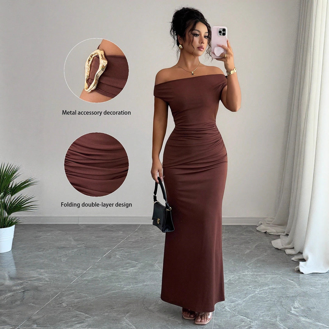 Damen Wickelmaxikleid mit schmalem Schnitt und auffälligen Details EB