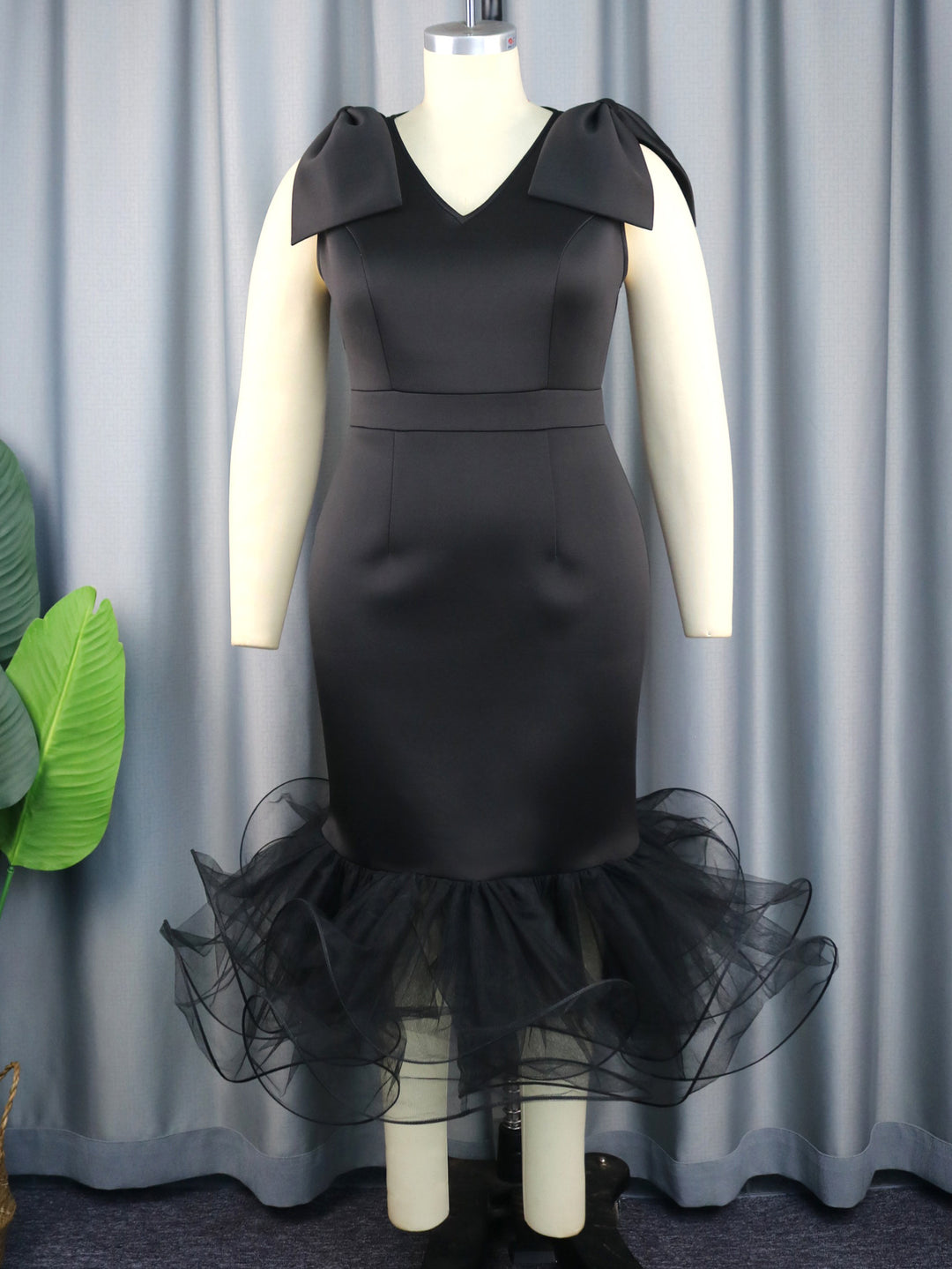 Damen elegantes Kleid mit innovativen Tüllrüschen EB