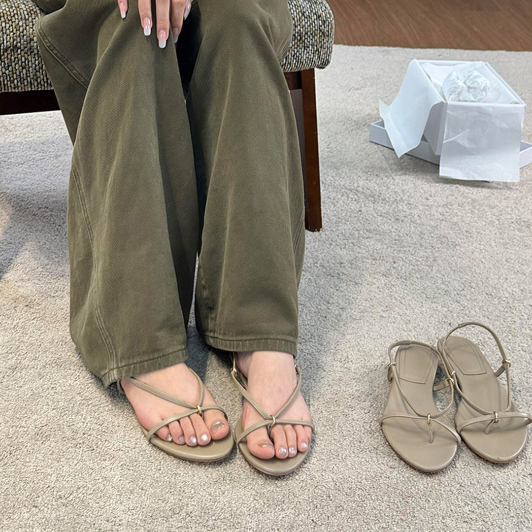 Damen flache Sandalen mit verstellbarem Riemendesign und luxuriösen Akzenten EB