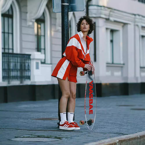 Damen sportliches Freizeit-Set mit kurzärmligem Oberteil und lockerer Shorts EB