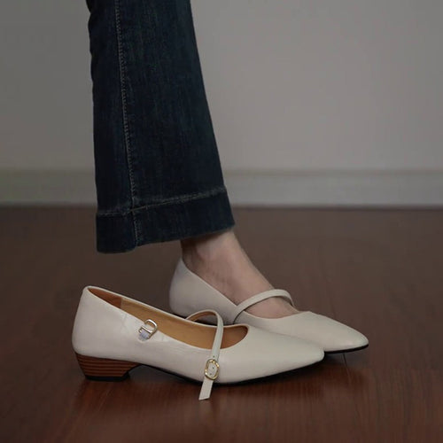 Damen spitz zulaufende Ballerinas mit elegantem Riemen und moderatem Blockabsatz EB