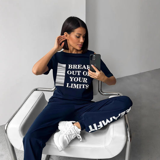 Damen lässiges Lounge-Set mit Cut-Out Schulter und Statement-Print Eichborn Berlin