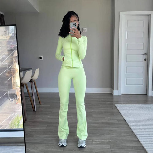 Damen Sportliches Fitness-Outfit mit enganliegendem Langarm-Oberteil und weiten Sporthosen EB
