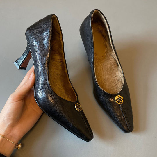Damen elegante Pumps mit einzigartiger Goldapplikation und komfortablem Blockabsatz EB
