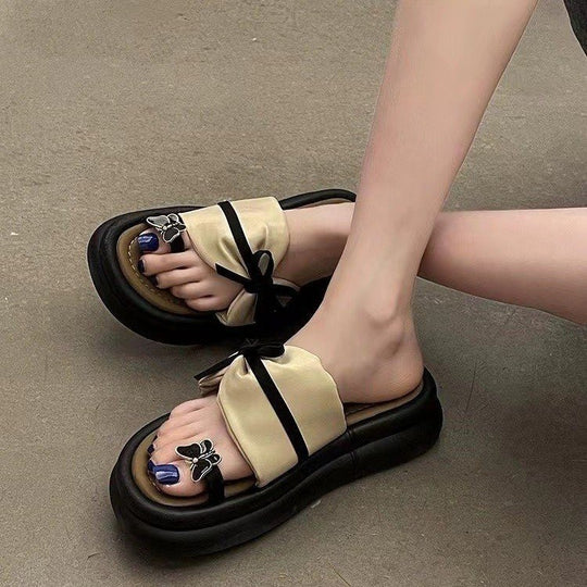 Damen elegante Sandalen mit modernen Schleifenakzenten und zarten Schmetterlingsanhängern EB