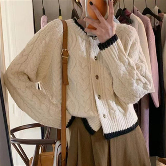 Damen gemütliche Strickjacke mit elegantem Zopfmuster und kontrastierenden Abschlüssen EB