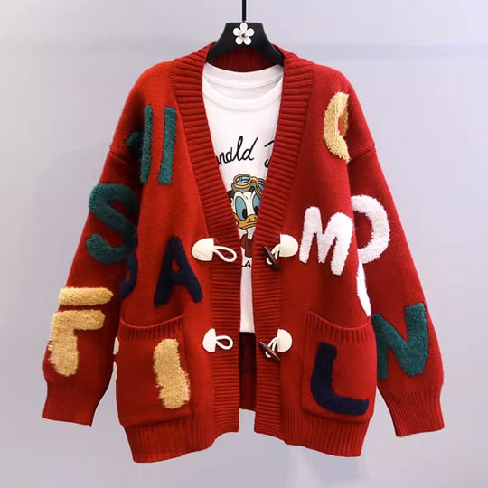 Damen Strickjacke mit buntem Buchstabenmotiv und praktischen Taschen EB