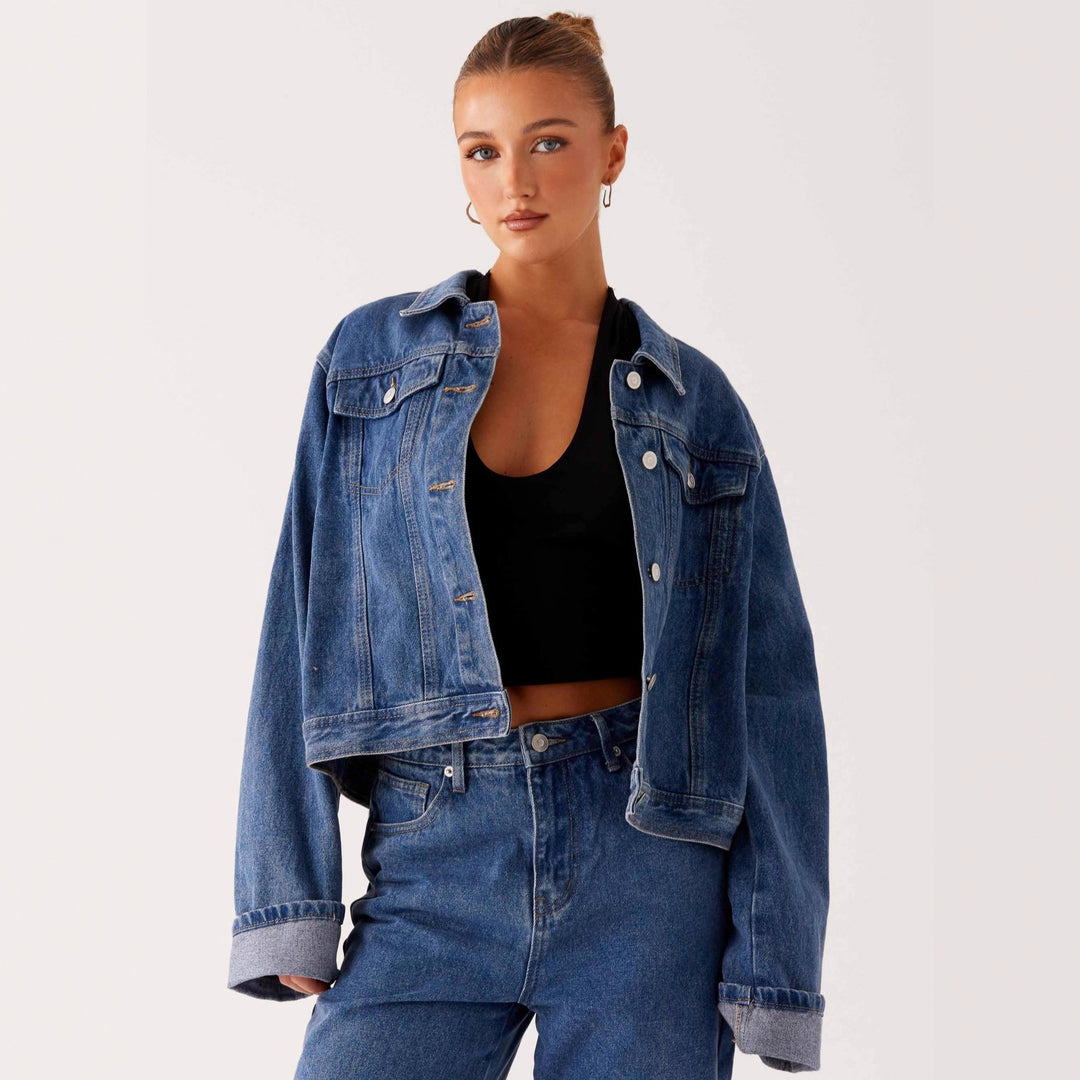 Damen trendige Denimjacke im lässigen Schnitt mit aufgesetzten Taschen und Knopfdetails EB