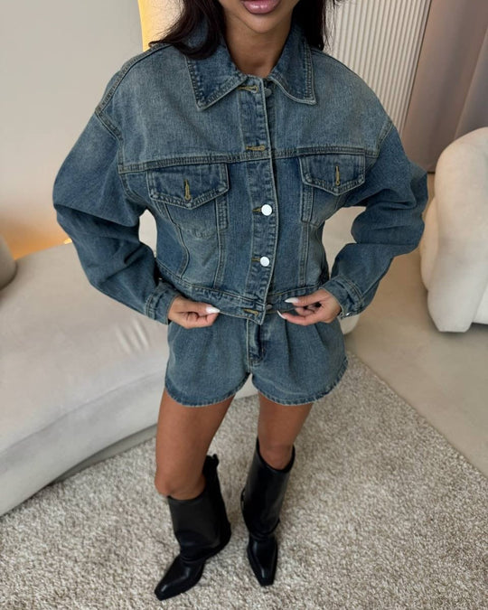 Damen Kurzgeschnittenes Jeans-Set mit verkürzter Jeansjacke und taillenhohen Shorts EB