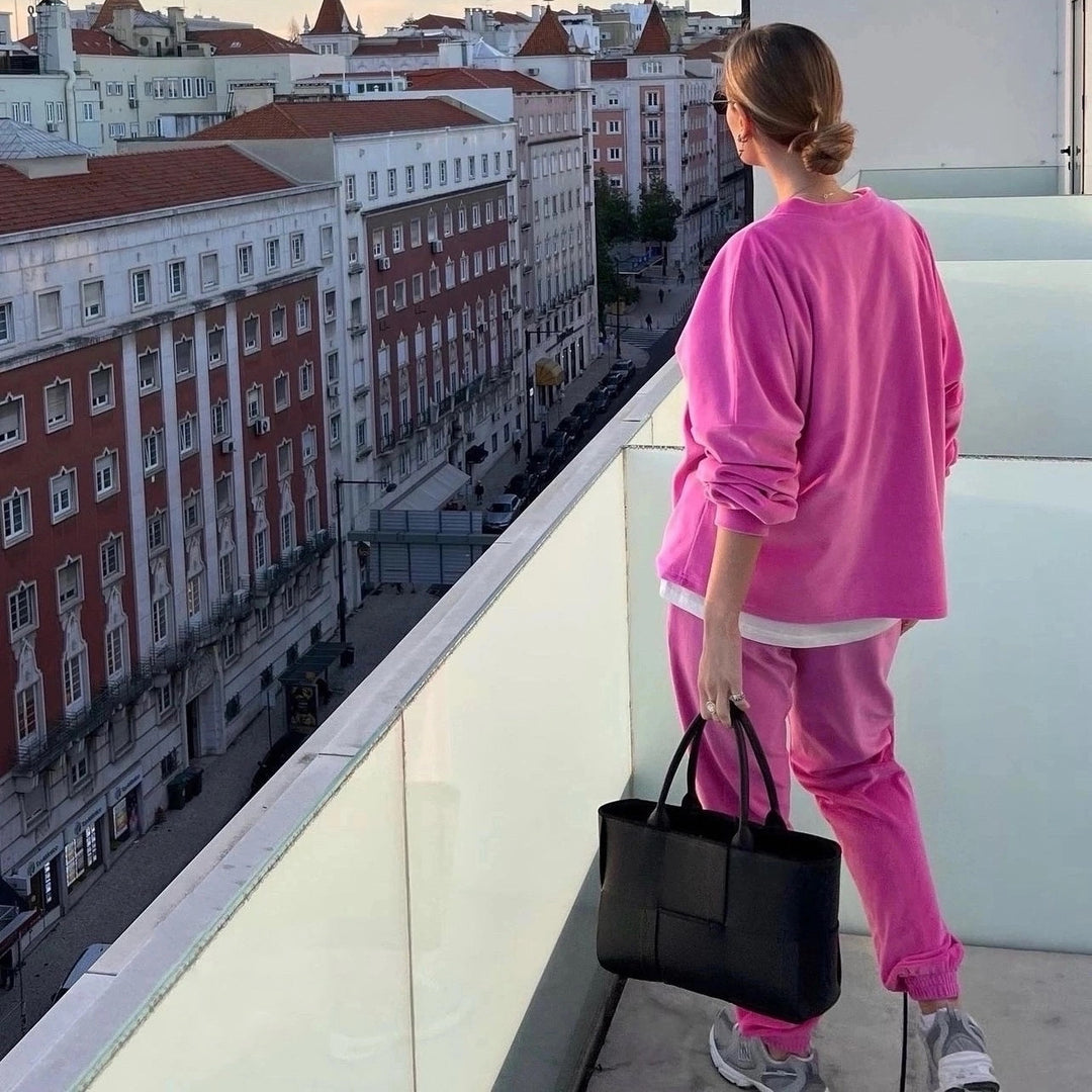 Damen luxuriöses Samt-Relax-Set mit Oversize-Crewneck und hochgeschnittener Gummibund-Jogger Eichborn Berlin