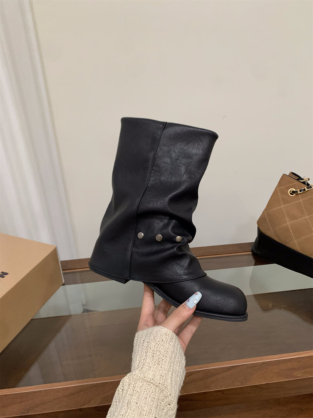 Damen modische Stiefel mit elegantem Faltenwurf und stylishen Druckknopfdetails EB