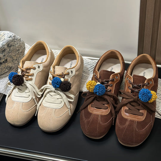 Damen Sportliche Sneaker mit dekorativen Pompons und flexiblem Schnürsystem EB