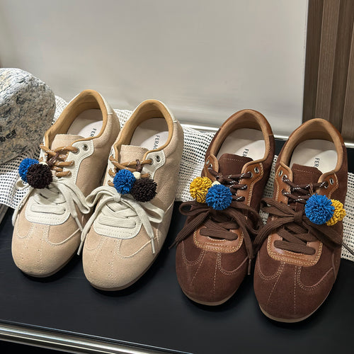 Damen Sportliche Sneaker mit dekorativen Pompons und flexiblem Schnürsystem EB