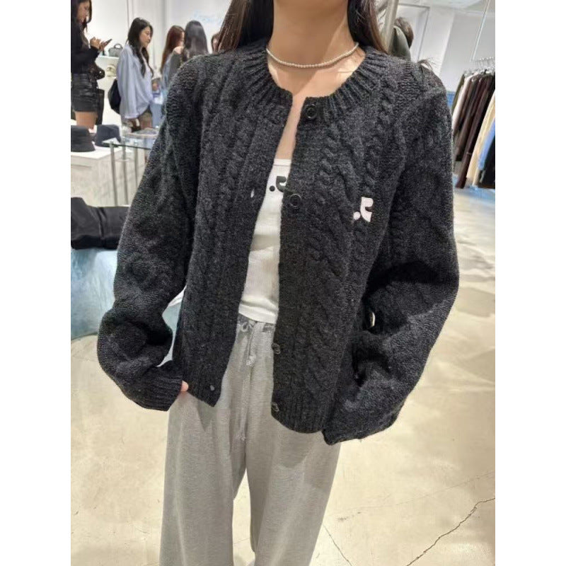 Damen Grobstrickjacke mit elegantem Zopfdesign und einzigartigen Knopfdetails EB