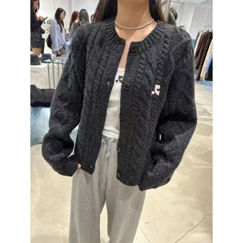 Damen Grobstrickjacke mit elegantem Zopfdesign und einzigartigen Knopfdetails EB