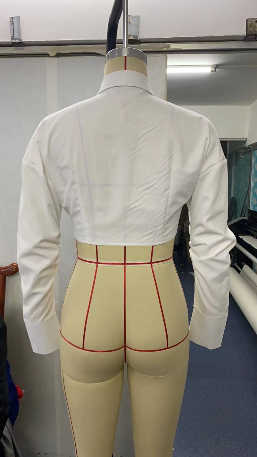 Damen modische Bluse mit elegantem taillierten Schnitt und klassischem Kragen EB