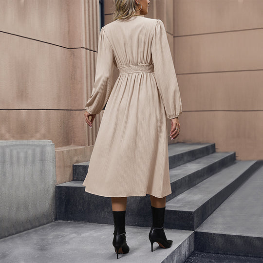 Damen Midi-Kleid mit V-Ausschnitt, Taillenpassé, Knopfleiste und Plissee-Struktur EB
