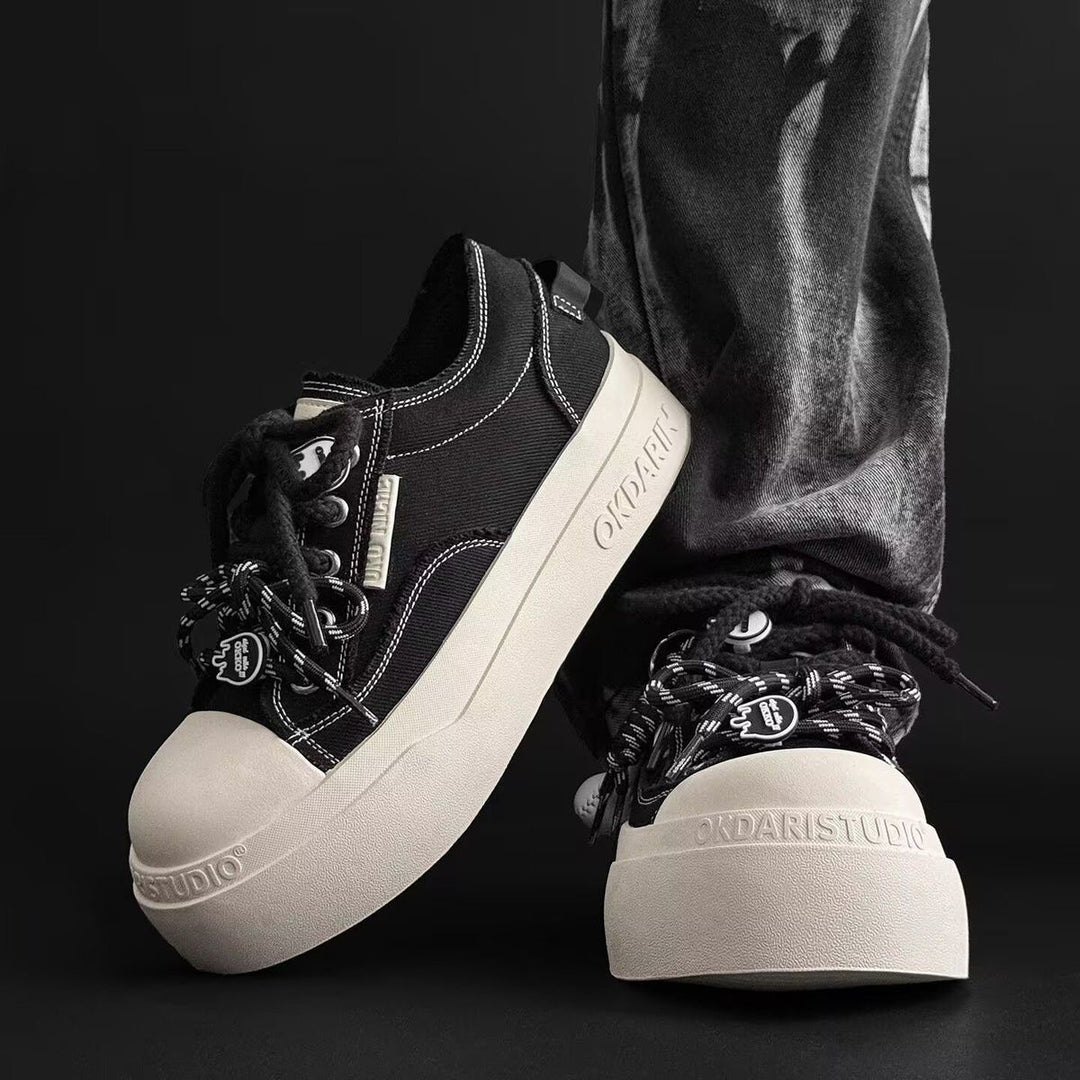 Damen Sneakers mit einem einzigartigen Schnürsystem und dämpfender Gummisohle EB