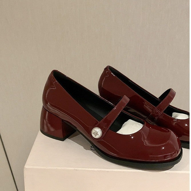 Damen Mary Jane Pumps mit glänzender Oberfläche und dekorativem Riemen EB