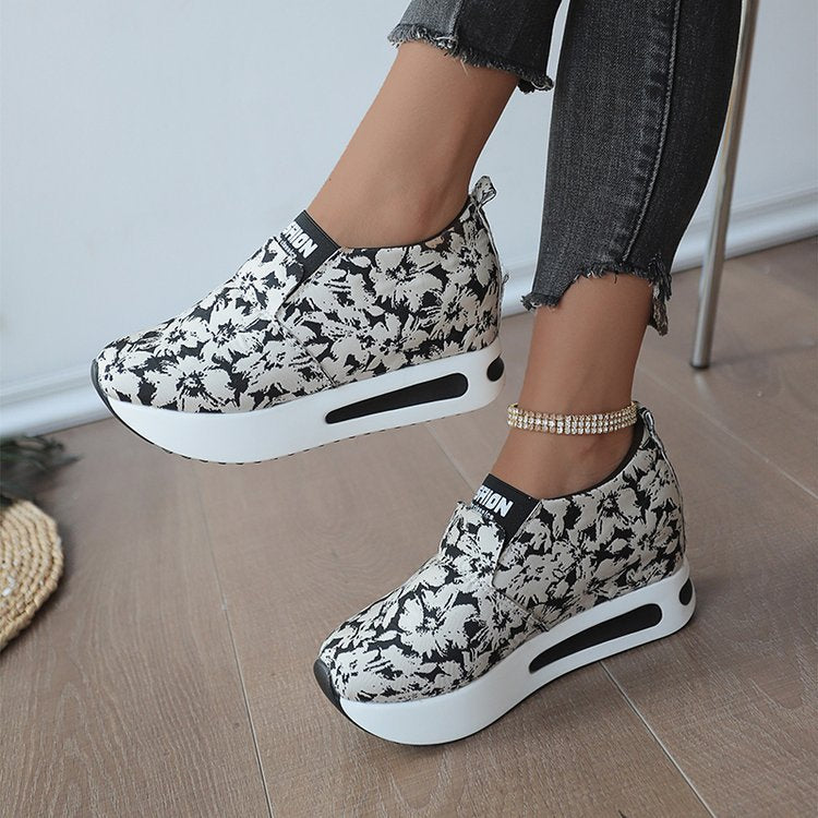 Damen Sportliche Slip-On Sneakers mit floralem Muster und rutschfester Sohle EB