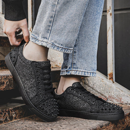 Damen glitzernder Low-Top Sneaker mit spitzem Nietenbesatz und gepolstertem Lederfutter EB