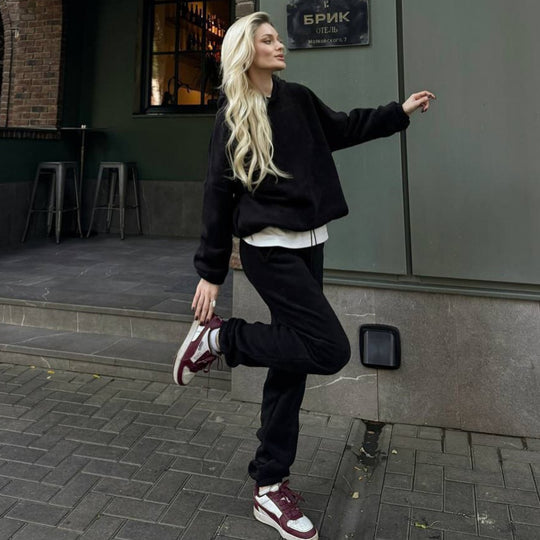 Damen kuscheliges Sweat-Set mit extralangem Kapuzenpullover, verdeckter Kängurutasche und schmal zulaufender Bündchenhose Eichborn Berlin