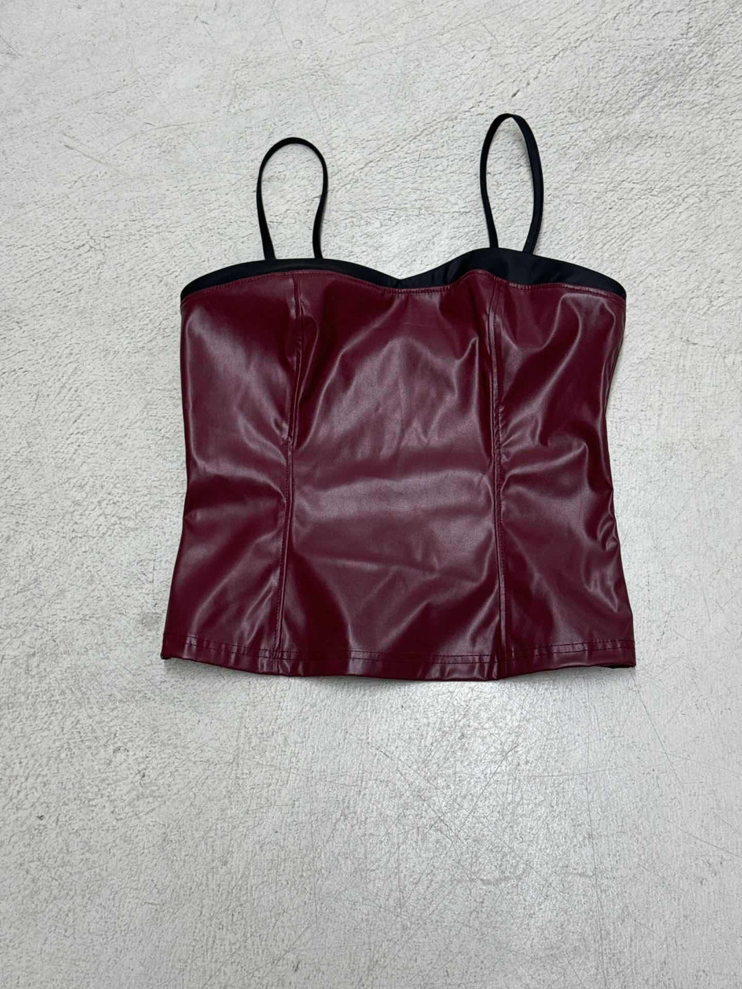 Damen-Crop-Top aus Kunstleder mit raffinierten Trägern EB