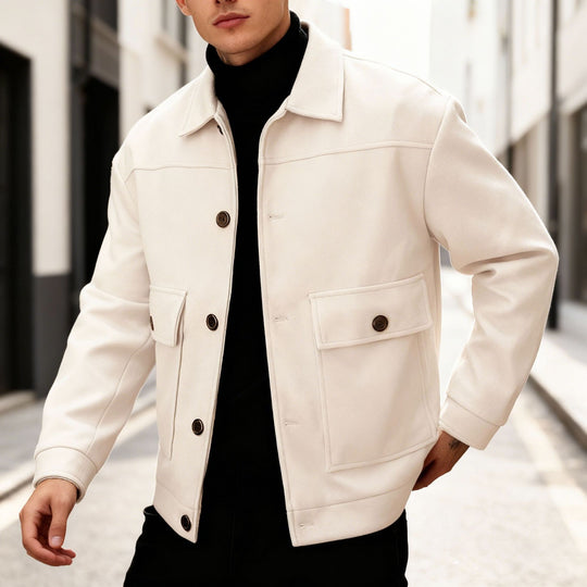 Herren nan kurze Woll-Feldjacke mit Hemdkragen aufgesetzten Pattentaschen und klarer Silhouette EB