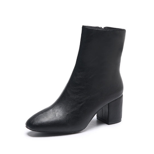 Damen nan elegante knöchelhohe Stiefelette in glatter Lederoptik mit mittelhohem Blockabsatz und dezenter Frontnaht EB