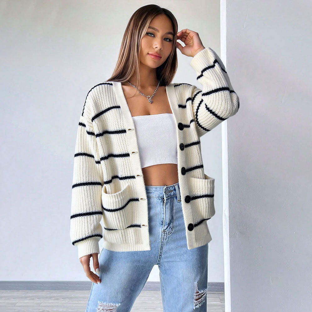 Damen oversized Strickcardigan mit Rippenkante, aufgesetzten Taschen und Knopfverschluss Eichborn Berlin