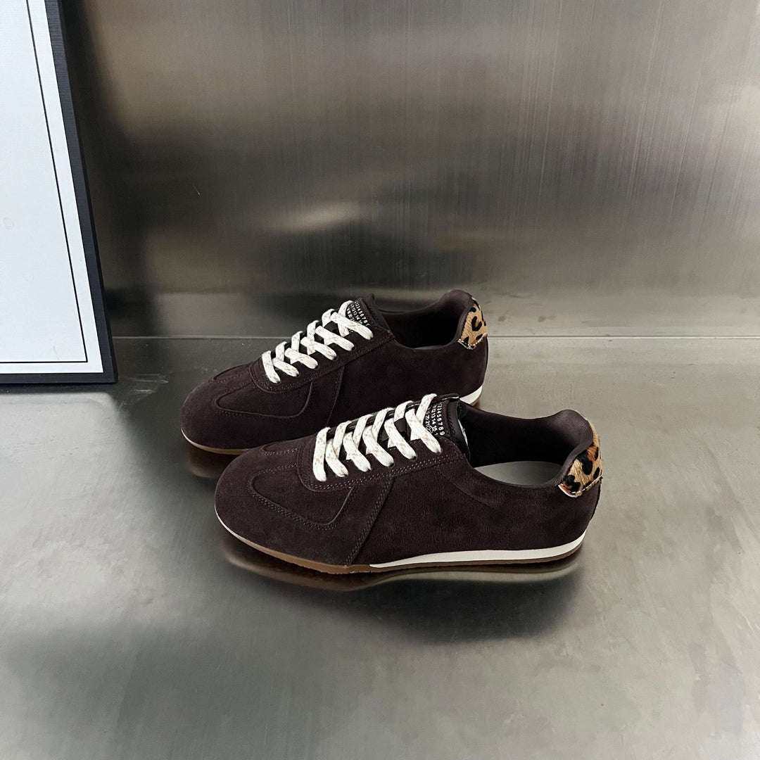 Damen Sportliche Sneakers mit modischem Wildleder-Obermaterial und einzigartigen Akzenten EB