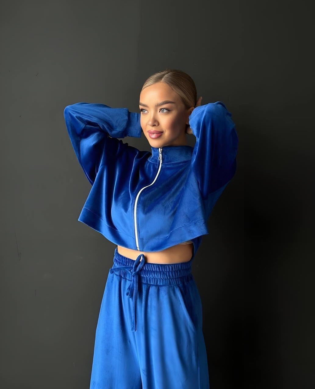Damen gekürztes Velours-Cropped-Hoodie mit Stehkragen und elastischer High-Waist-Palazzo-Jogginghose Eichborn Berlin