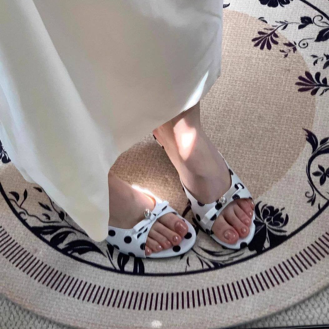Damen modische Pantolette mit Punkten und dekorativem Riemen EB