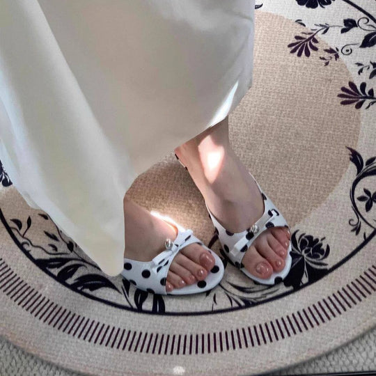 Damen modische Pantolette mit Punkten und dekorativem Riemen EB