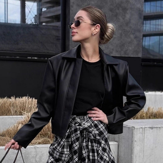 Damen Kunstlederjacke mit schlichter Schnittführung und dekorativem Kragen EB