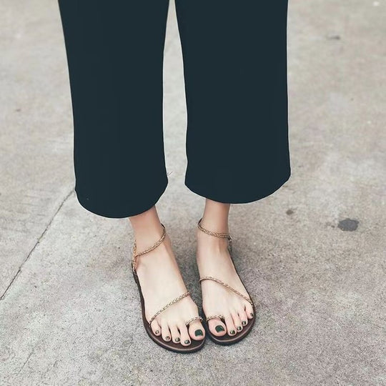 Damen flache Fußsohlen-Sandalen mit zarten Ketten-Details EB
