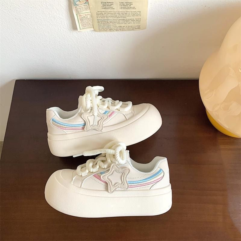 Damen Sneakers mit modernen Stern-Applikationen und komfortabler Plateausohle EB