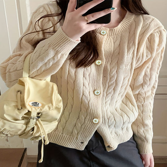 Damen Grobstrickjacke mit Knopfverschluss und besonderem Zopfmuster EB