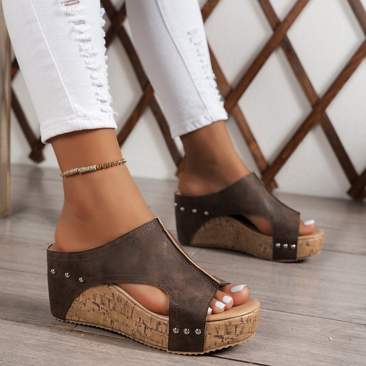 Damen Plateau-Sandalen mit eleganter Schnittführung und modischen Nieten EB