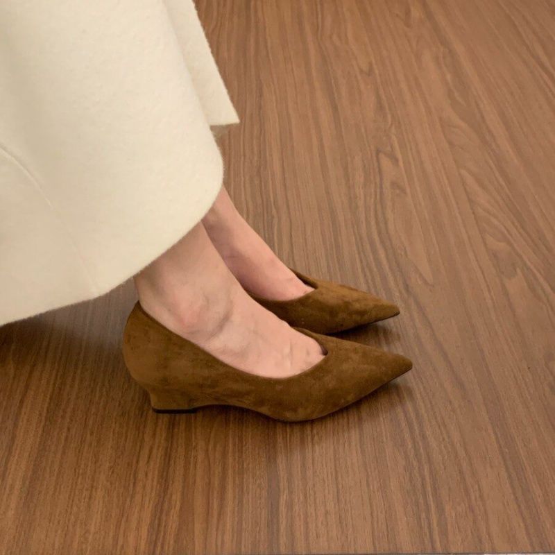 Damen elegante Pumps mit verspielt geschwungenem Design und Schleifenakzenten EB