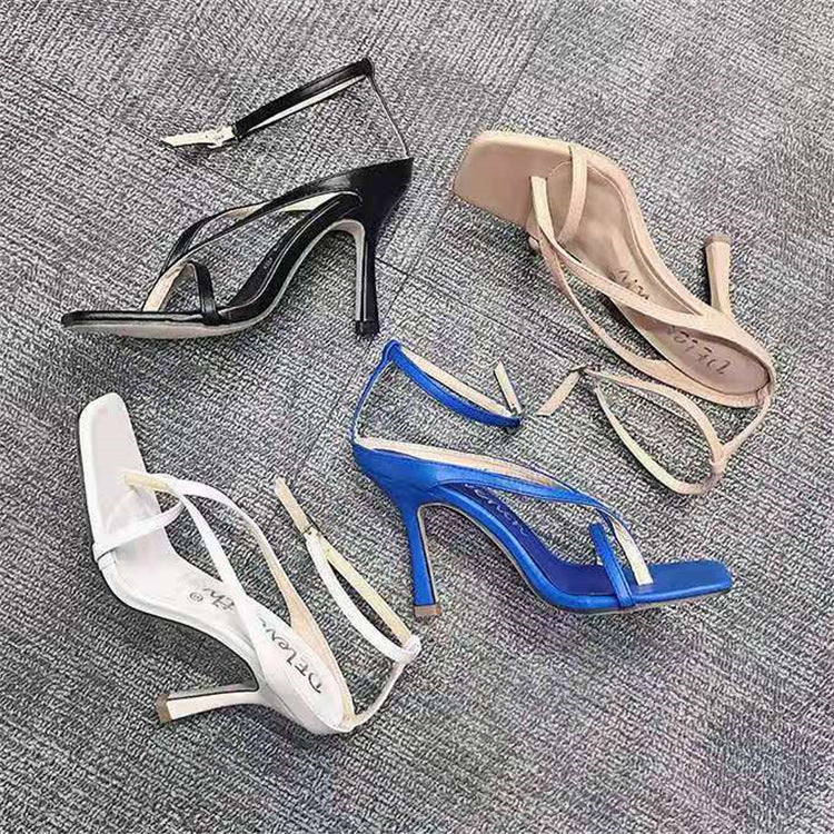 Damen nan filigrane Zehenring-Sandaletten mit quadratischer Zehenform, gekreuzten Riemen und feinem Stilettoabsatz EB